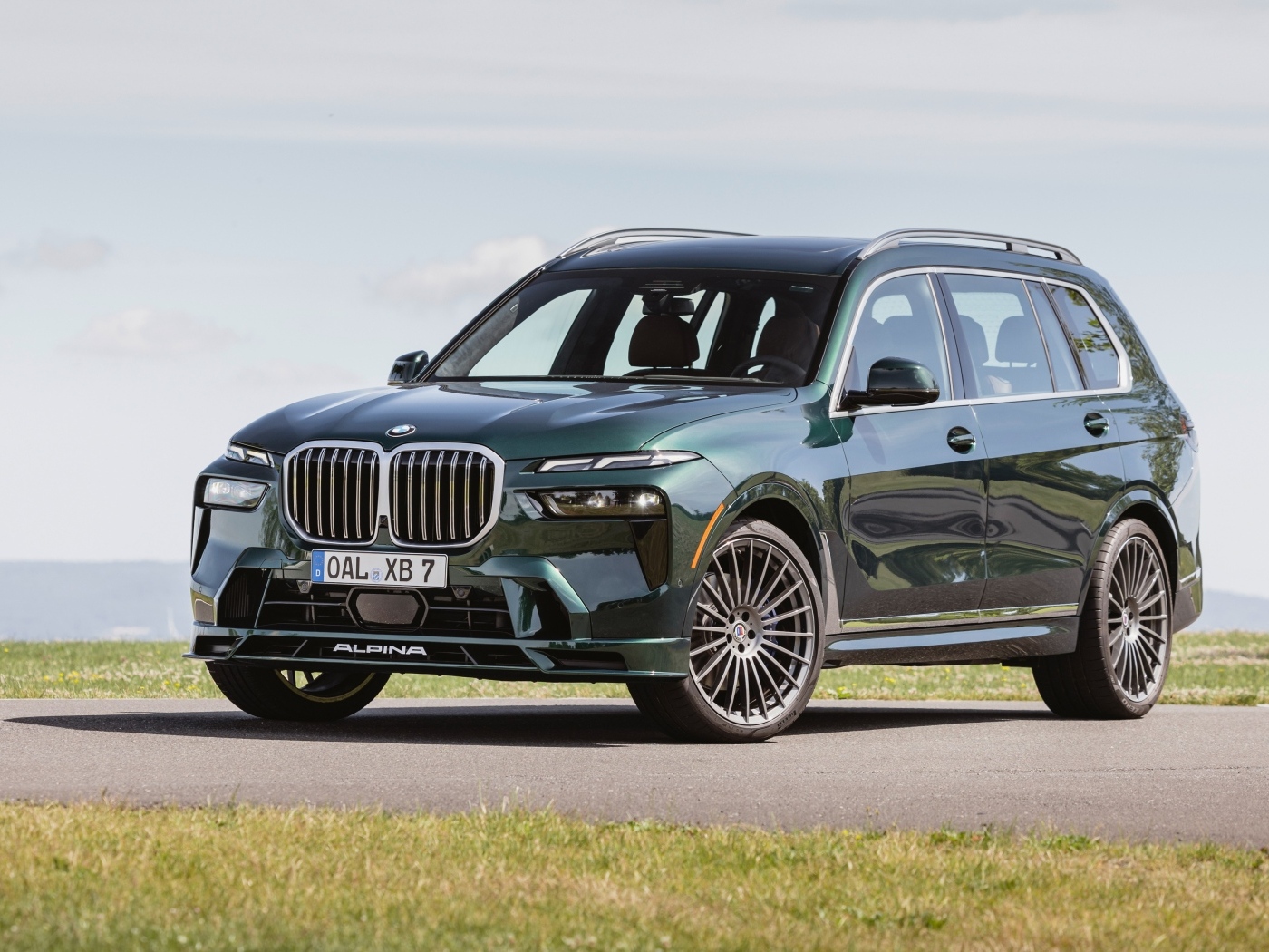 Новый автомобиль Alpina XB7 2023 года