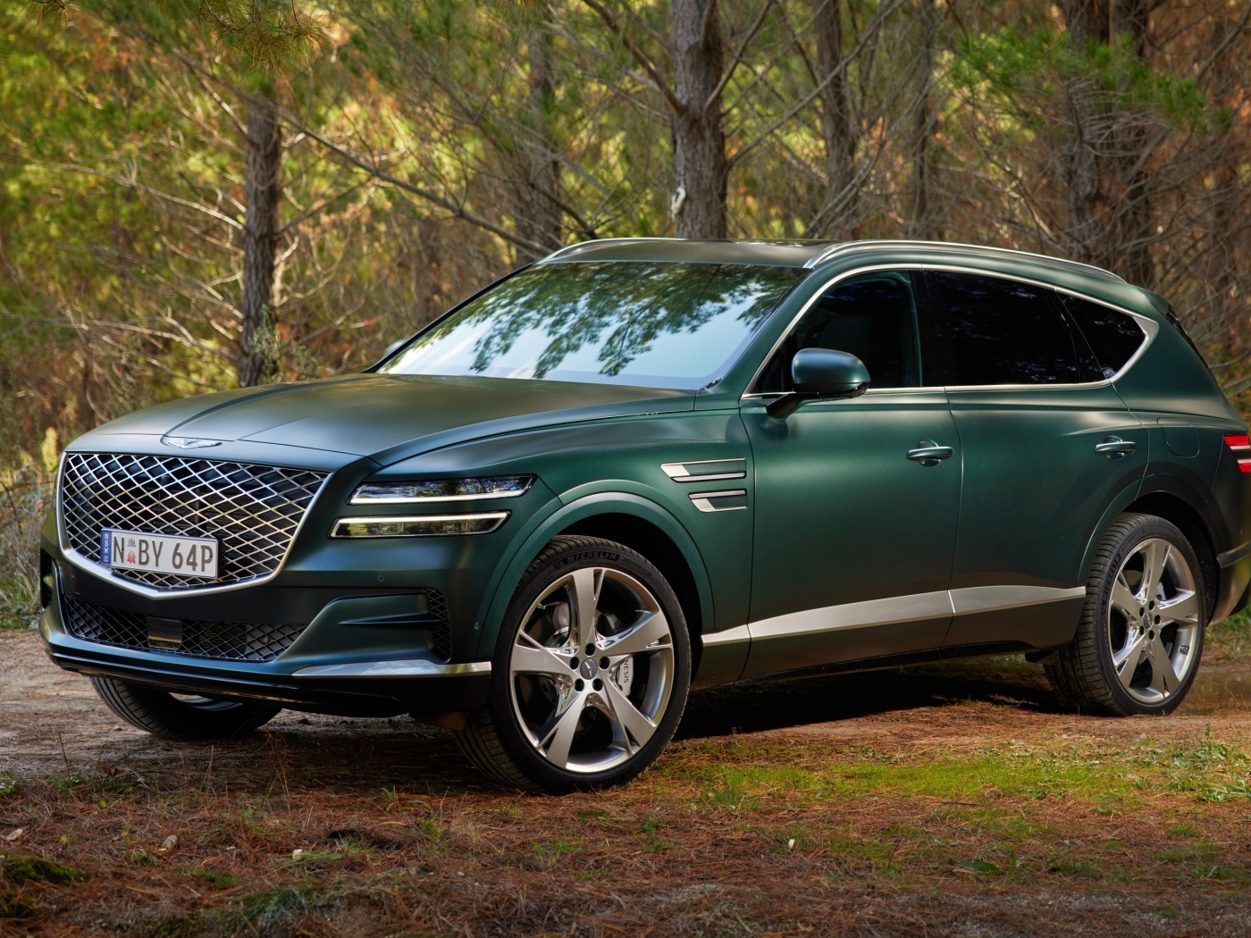 Внедорожник Genesis GV80 3.5T AWD в лесу