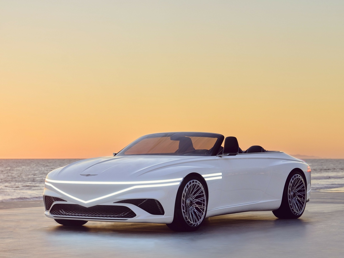 Белый автомобиль Genesis X  2023 года у моря