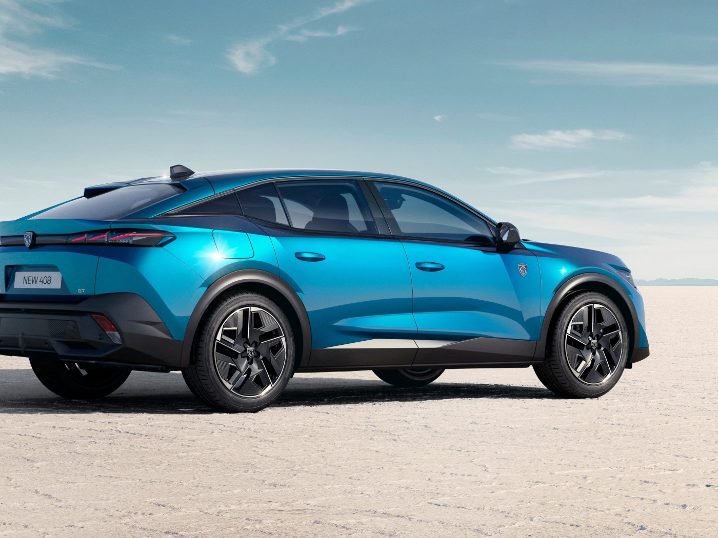 Синий Peugeot 408 GT вид сзади