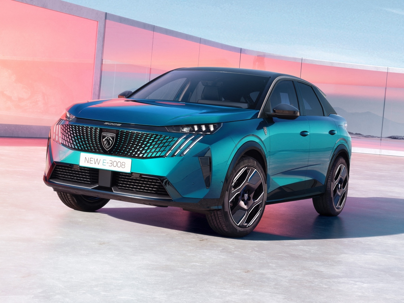 Синий автомобиль Peugeot E-3008 2023 года