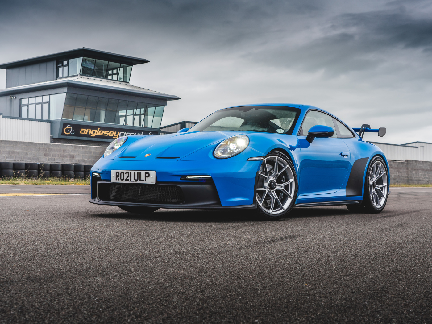 Синий автомобиль Porsche 911 GT3 MT 2021 года