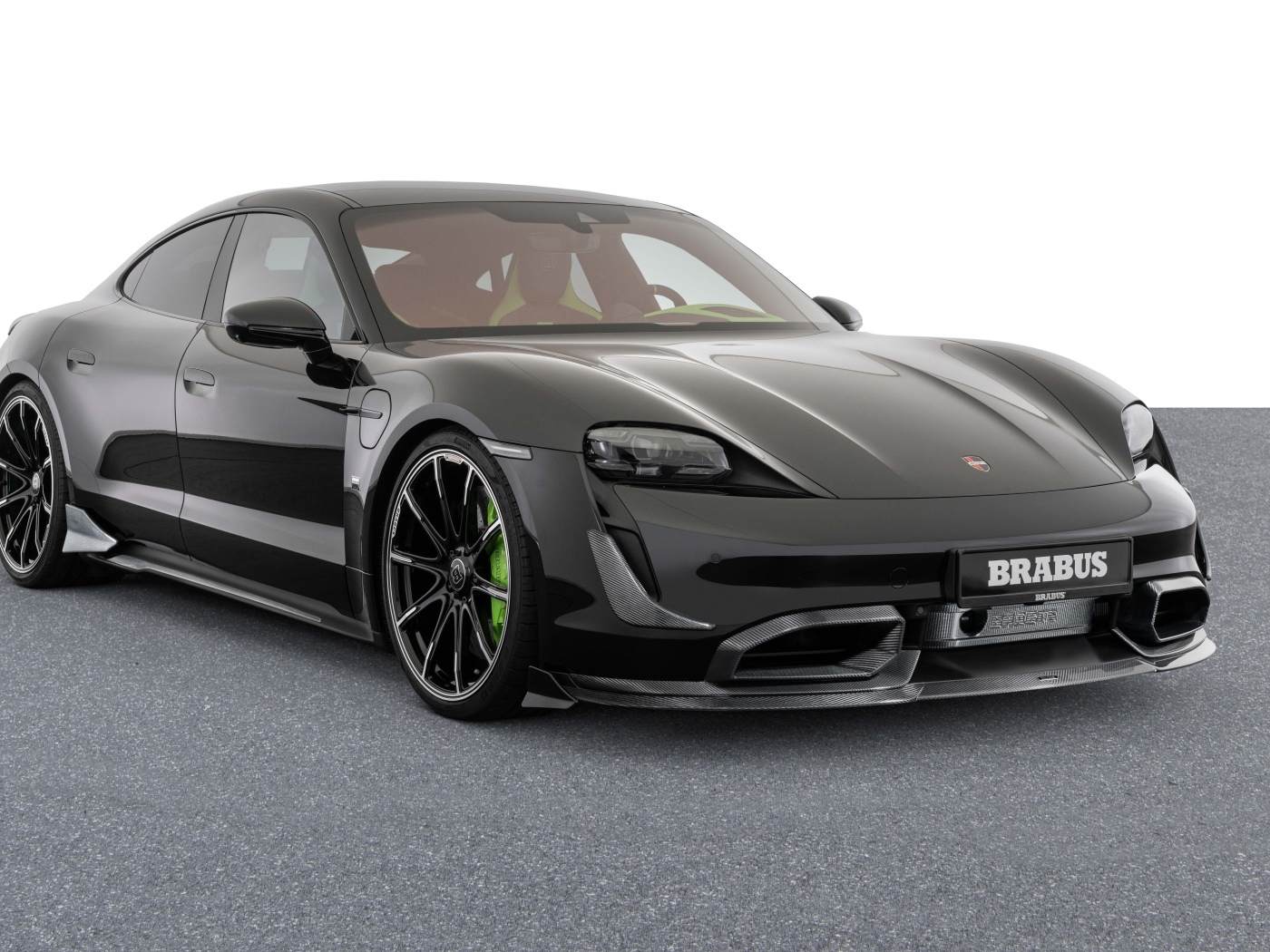 Черный Porsche Taycan Turbo S 2023 года