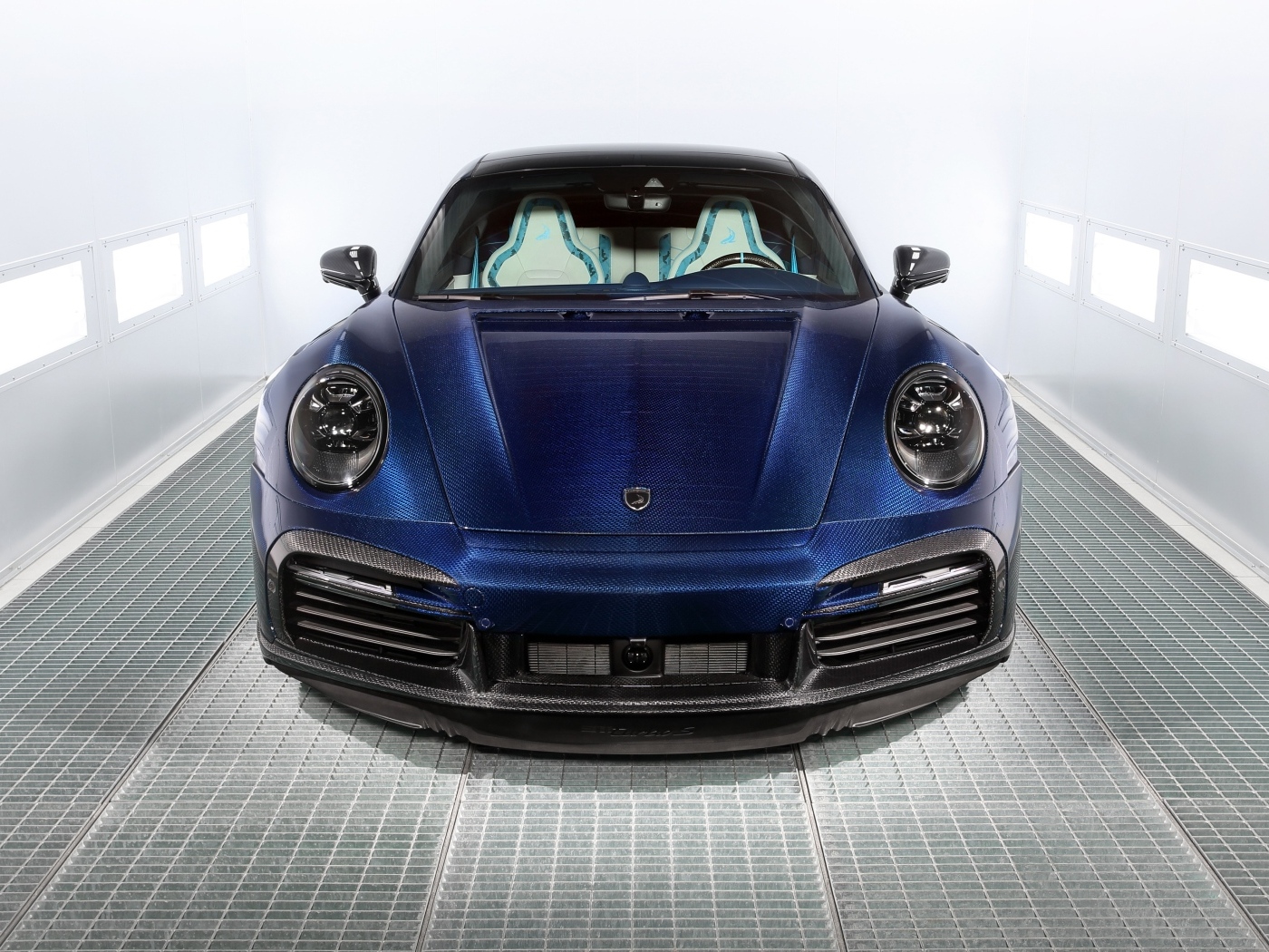 Синий автомобиль  Porsche 911 Turbo S Stinger GTR вид спереди