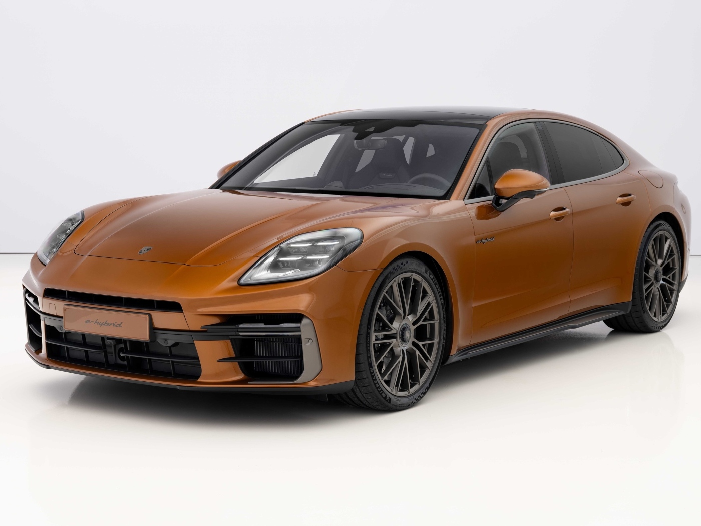 Коричневый автомобиль Porsche Panamera Turbo E-Hybrid 2024 года