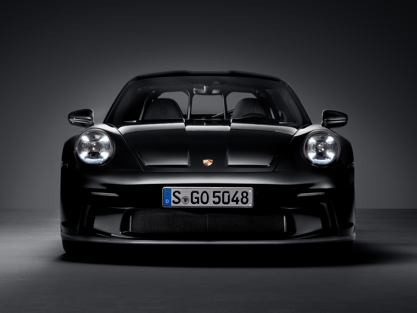 Вид спереди на автомобиль Porsche 911 ST 2023  года