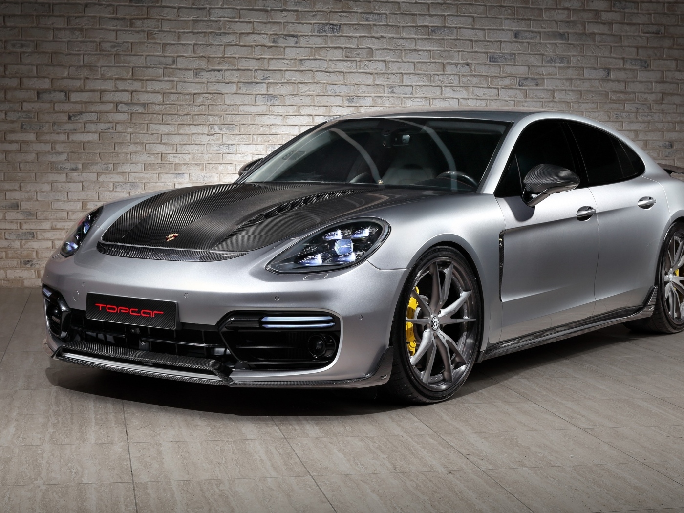 Автомобиль Porsche Panamera Turbo GT Edition 2023 года на фоне стены