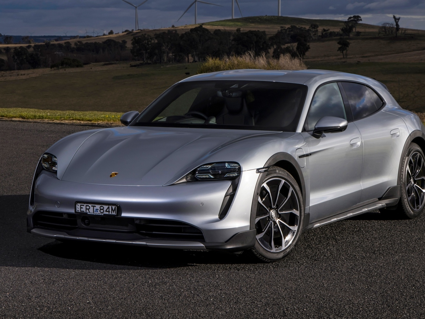 Серебристый Porsche Taycan 4 Cross Turismo