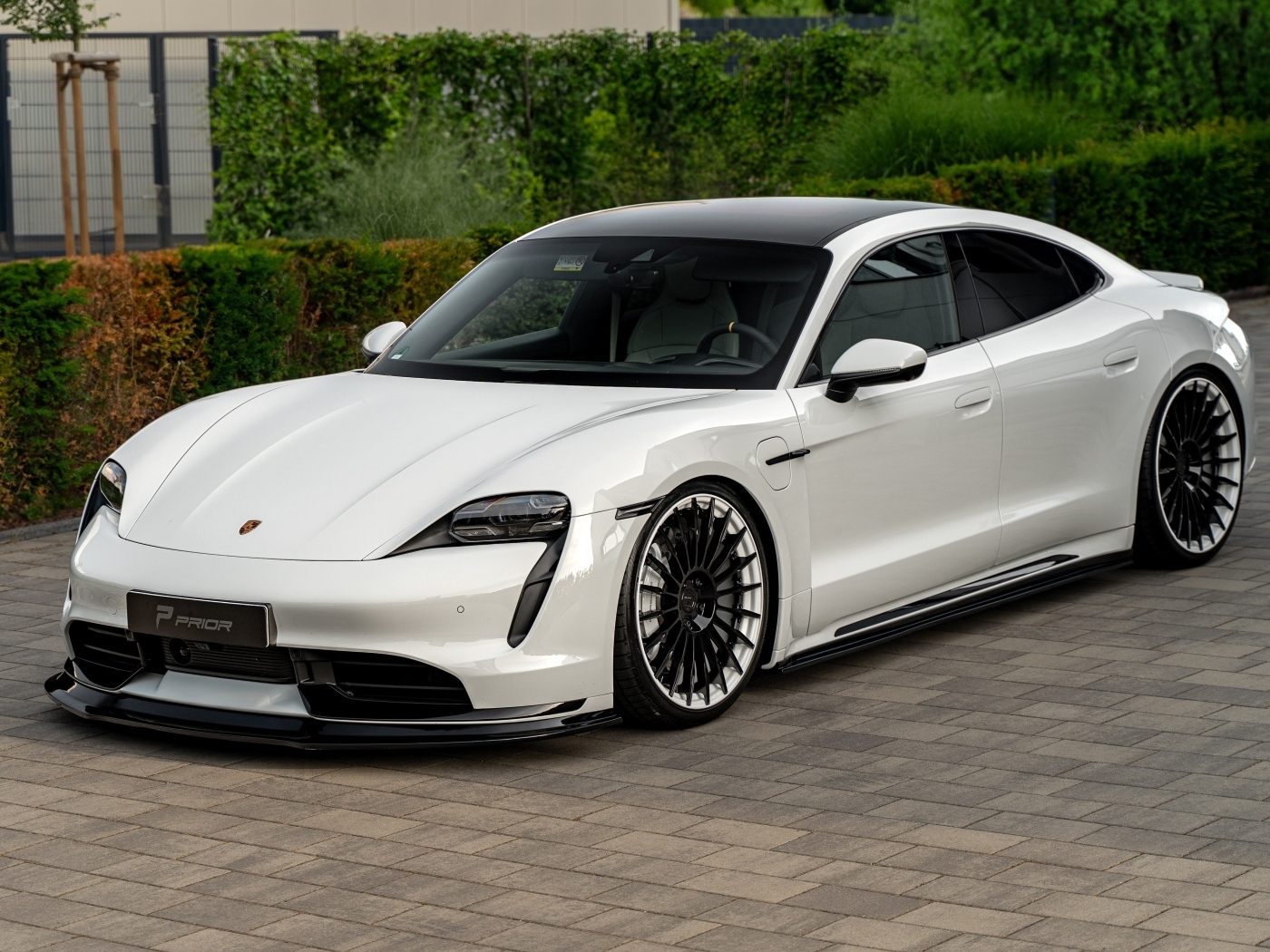 Вид на белый автомобиль Porsche Taycan