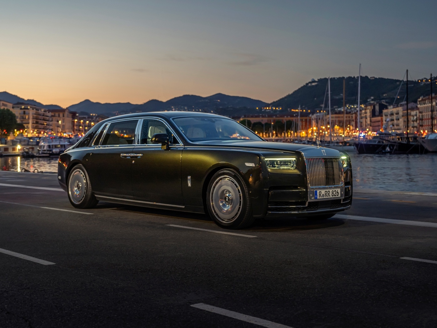 Автомобиль Rolls-Royce Phantom EWB 2022 года ночью