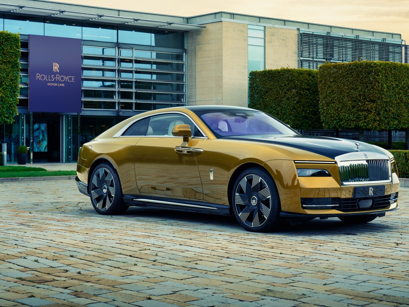 Красивый автомобиль Rolls-Royce Spectre у дома