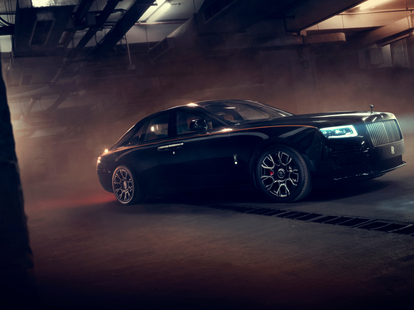Дорогой черный автомобиль Rolls Royce Ghost Black Badge