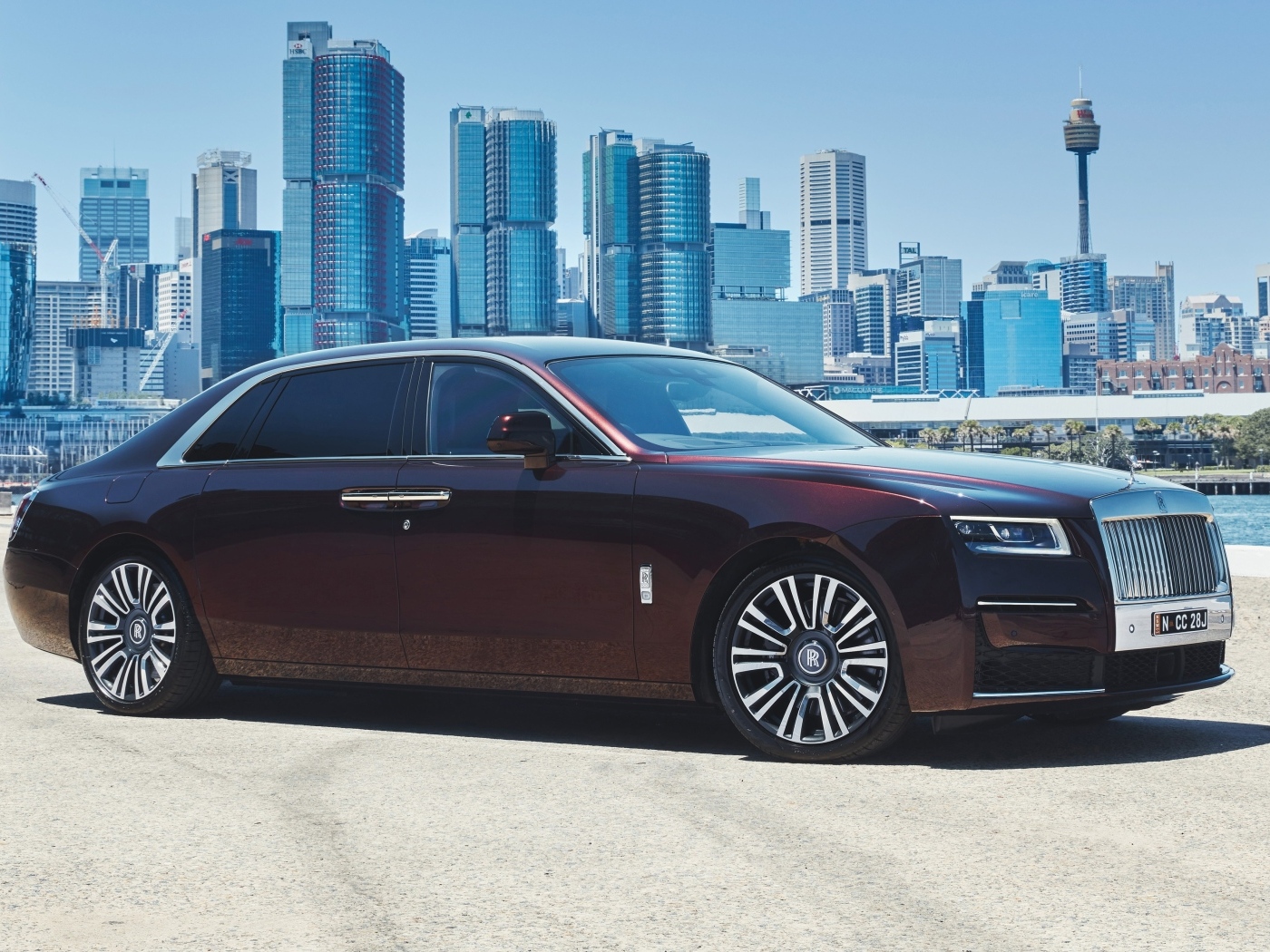 Дорогой автомобиль  Rolls-Royce Ghost на фоне небоскребов