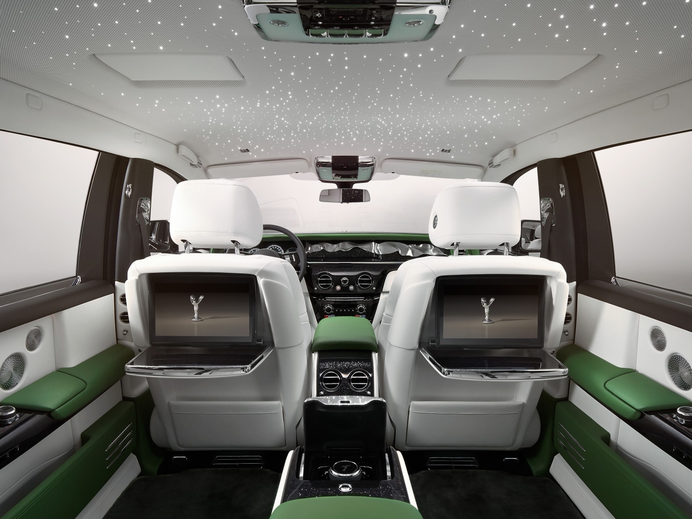 Дорогой салон автомобиля Rolls-Royce Phantom EWB 2022