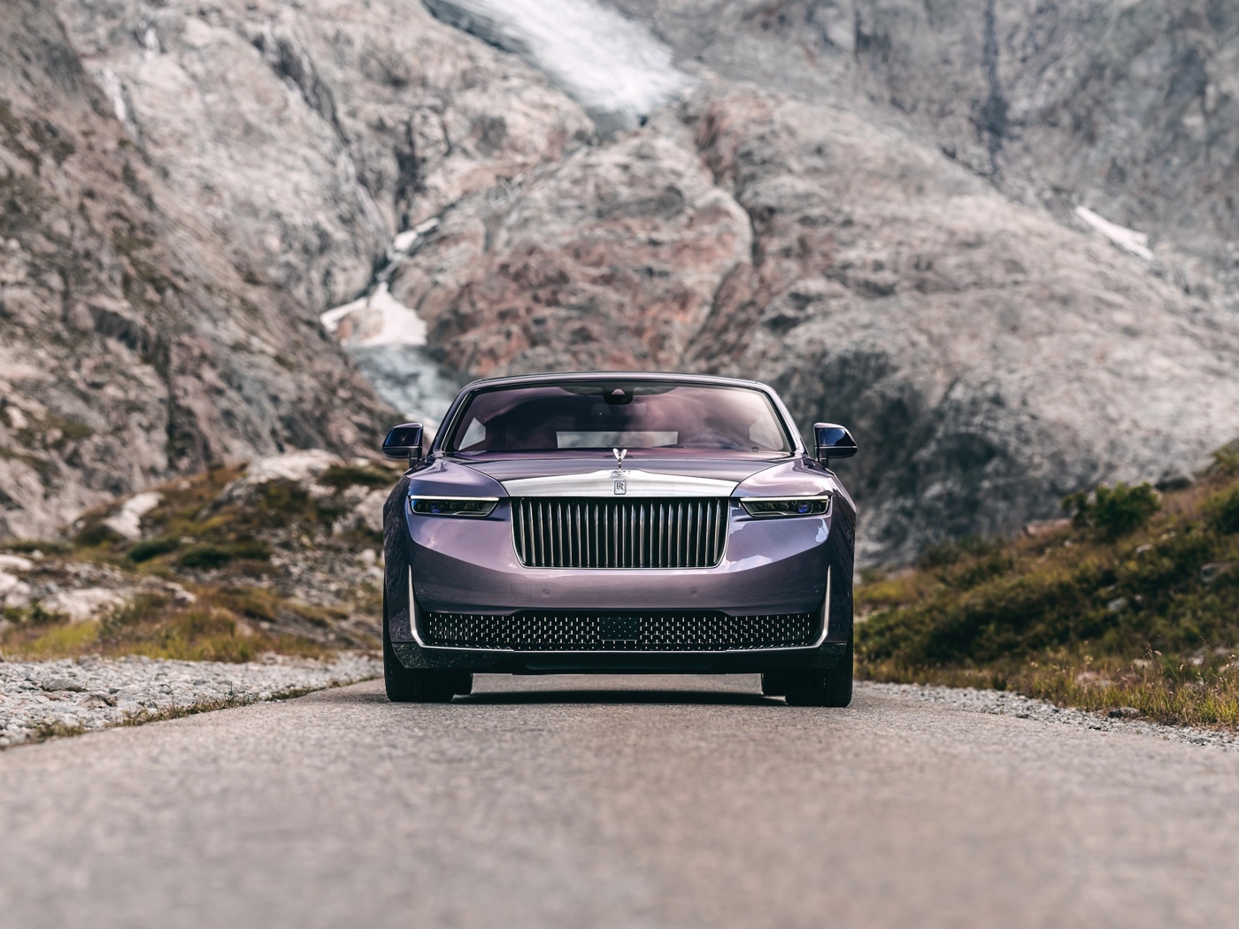 Вид спереди на автомобиль Rolls-Royce Amethyst Droptail