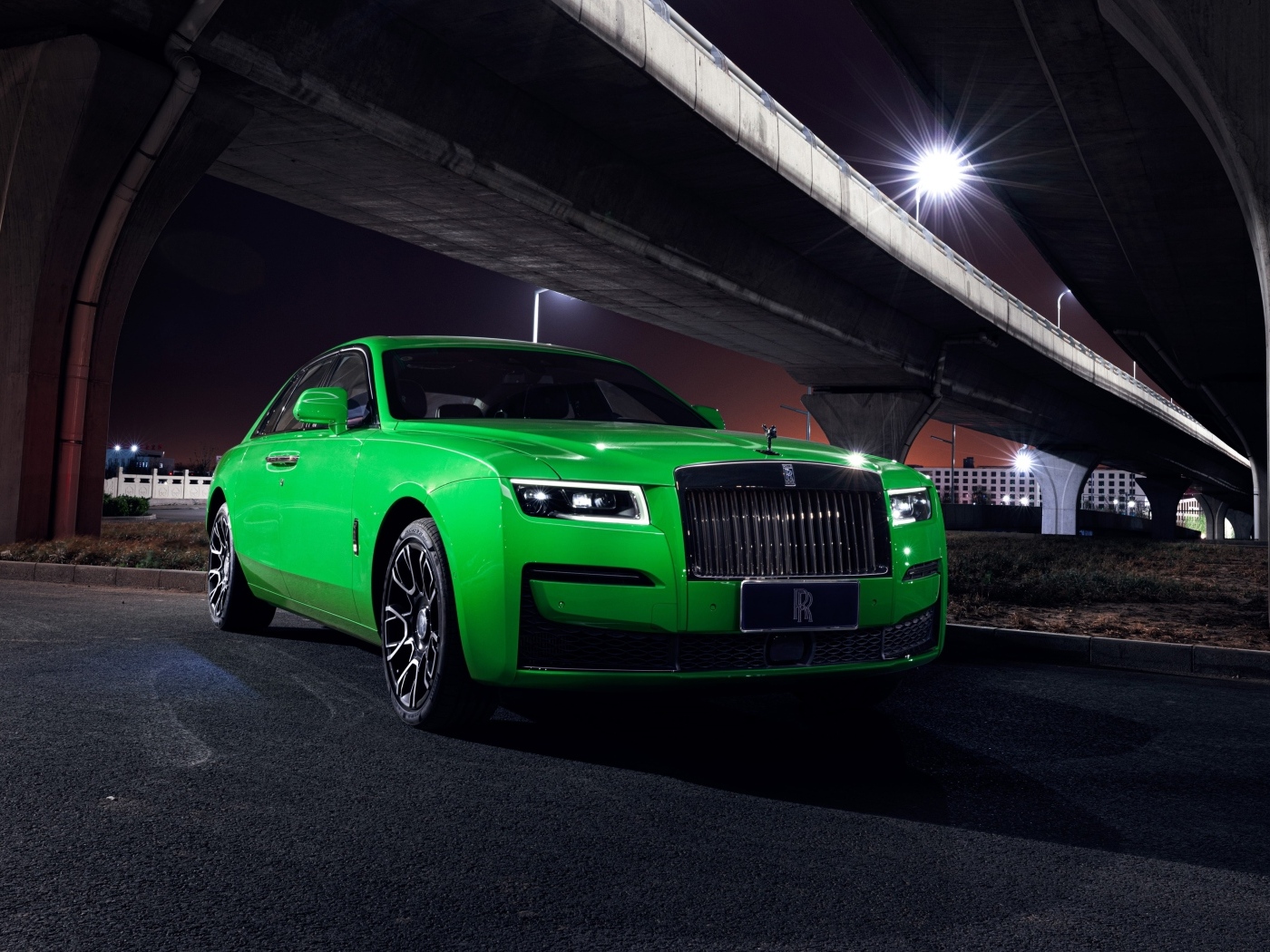 Зеленый автомобиль Rolls-Royce Black Badge Ghost