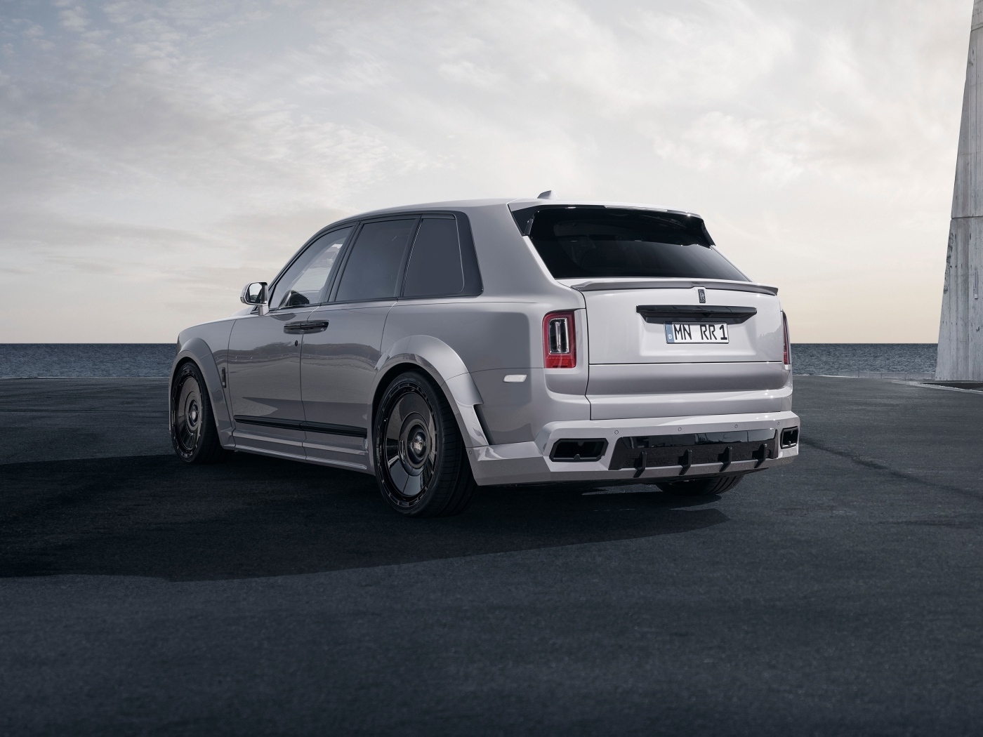 Вид сзади на автомобиль Rolls-Royce Cullinan Overdose S 2023 года