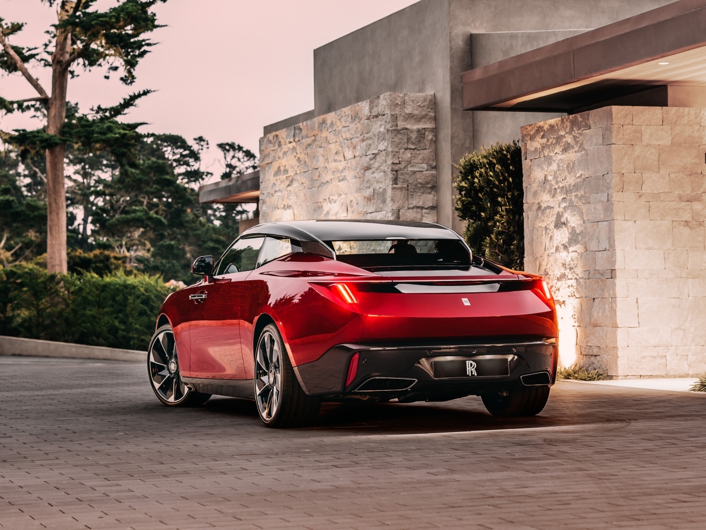 Красный автомобиль Rolls-Royce La Rose Noire Droptail вид сзади