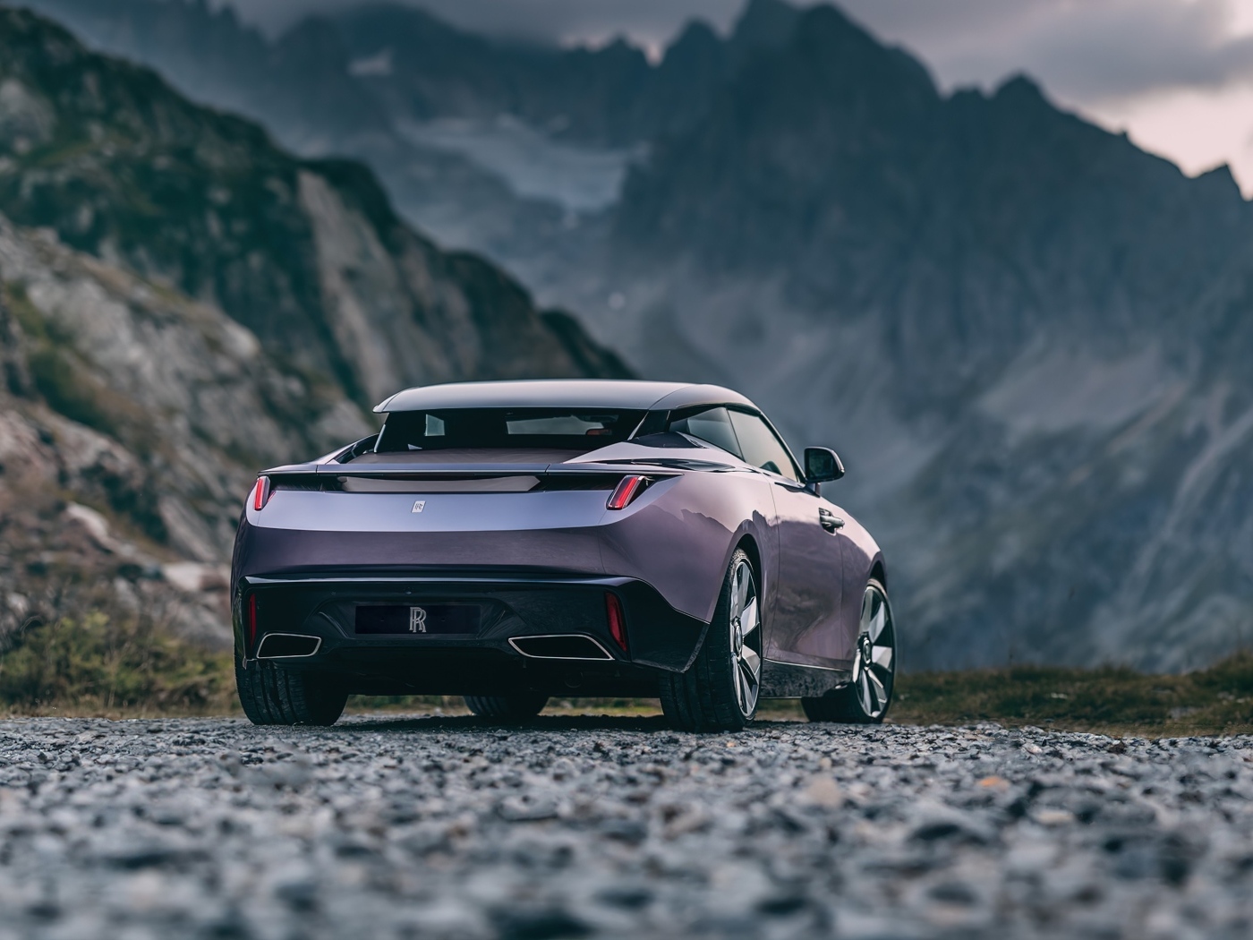 Автомобиль Rolls-Royce Amethyst Droptail 2023 вид сзади на фоне гор