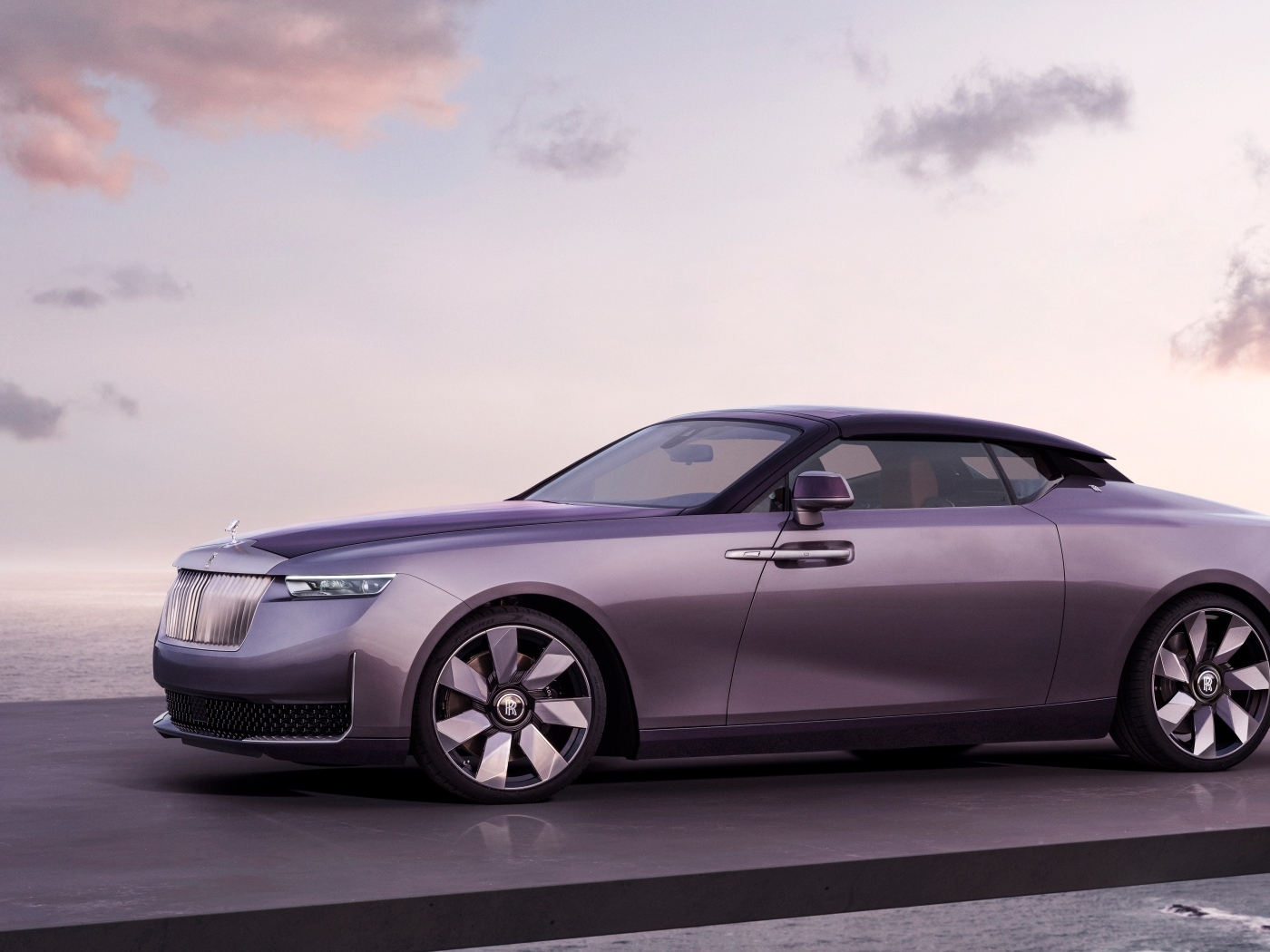 Автомобиль Rolls-Royce Amethyst Droptail на фоне неба