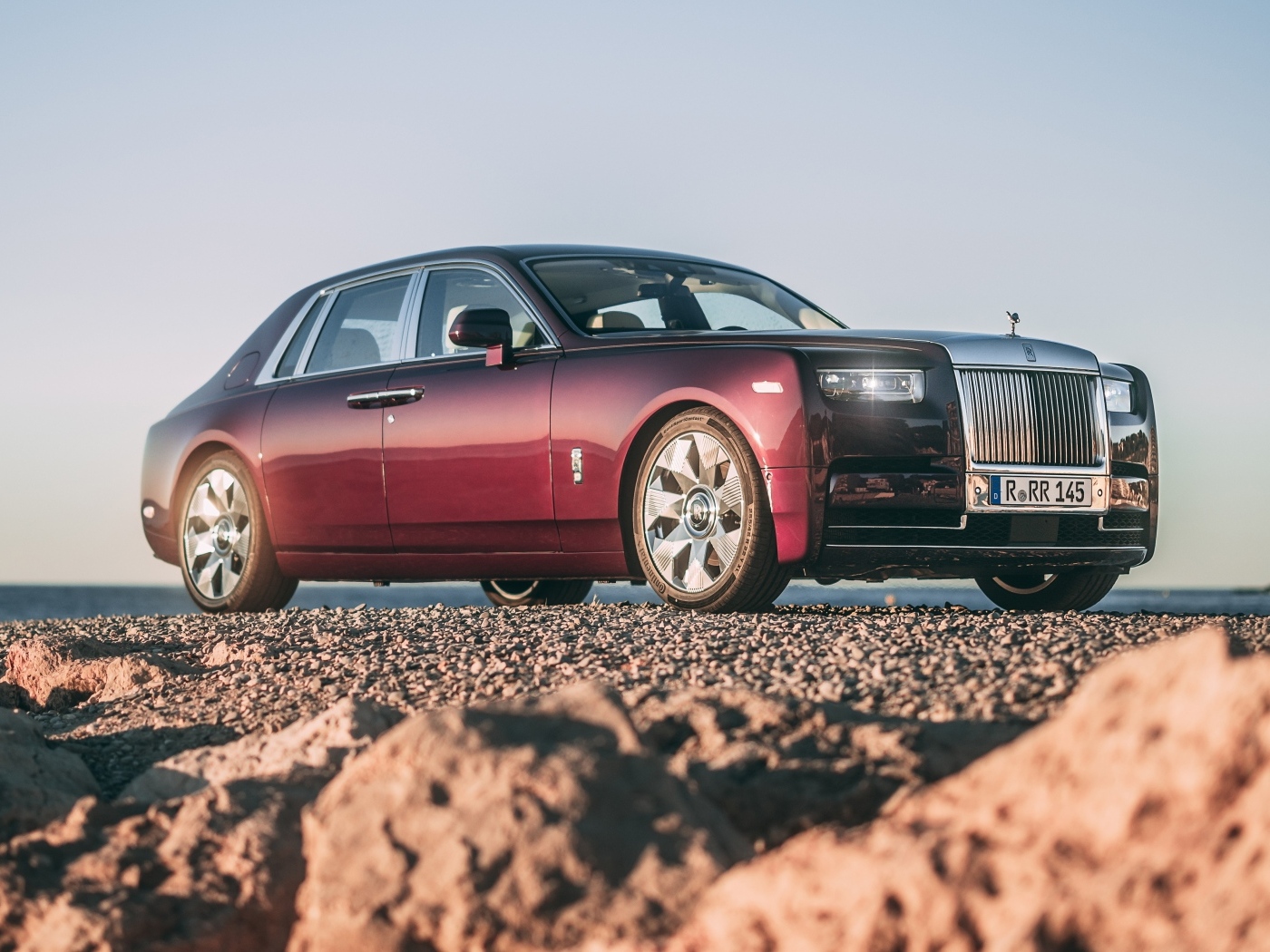 Автомобиль Rolls-Royce Phantom на песке