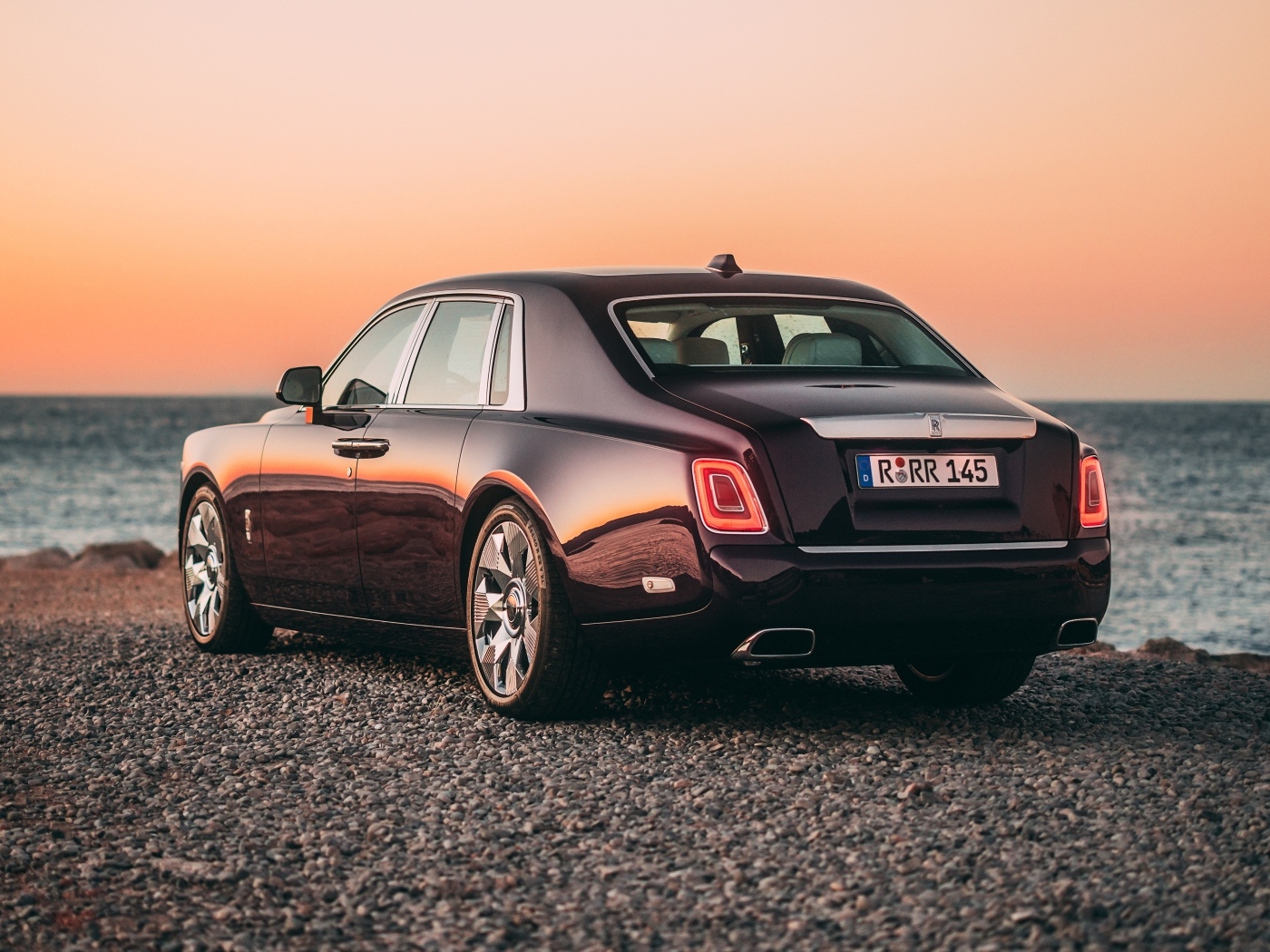 Автомобиль Rolls-Royce Phantom вид сзади