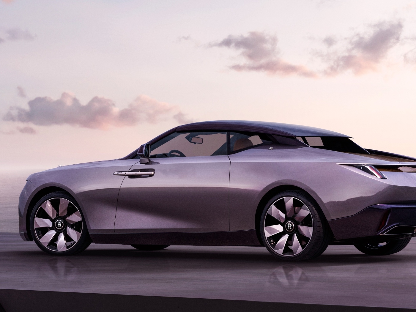 Серебристый автомобиль Rolls-Royce Amethyst Droptail вид сзади