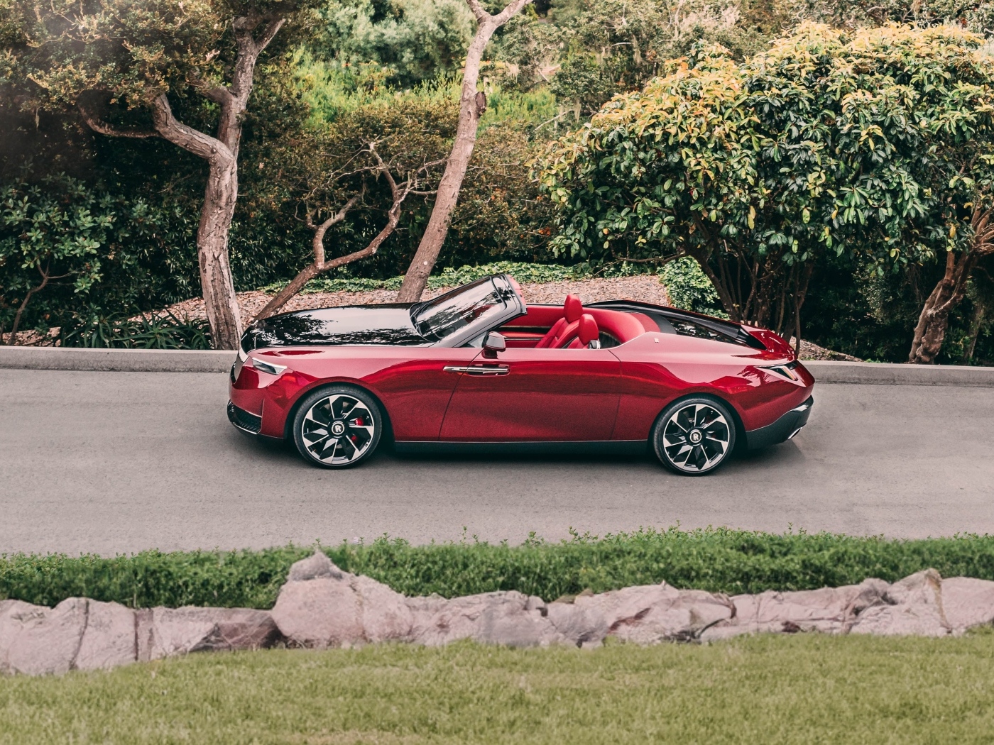 Вид сверху на красный автомобиль Rolls-Royce La Rose Noire Droptail 2023 года