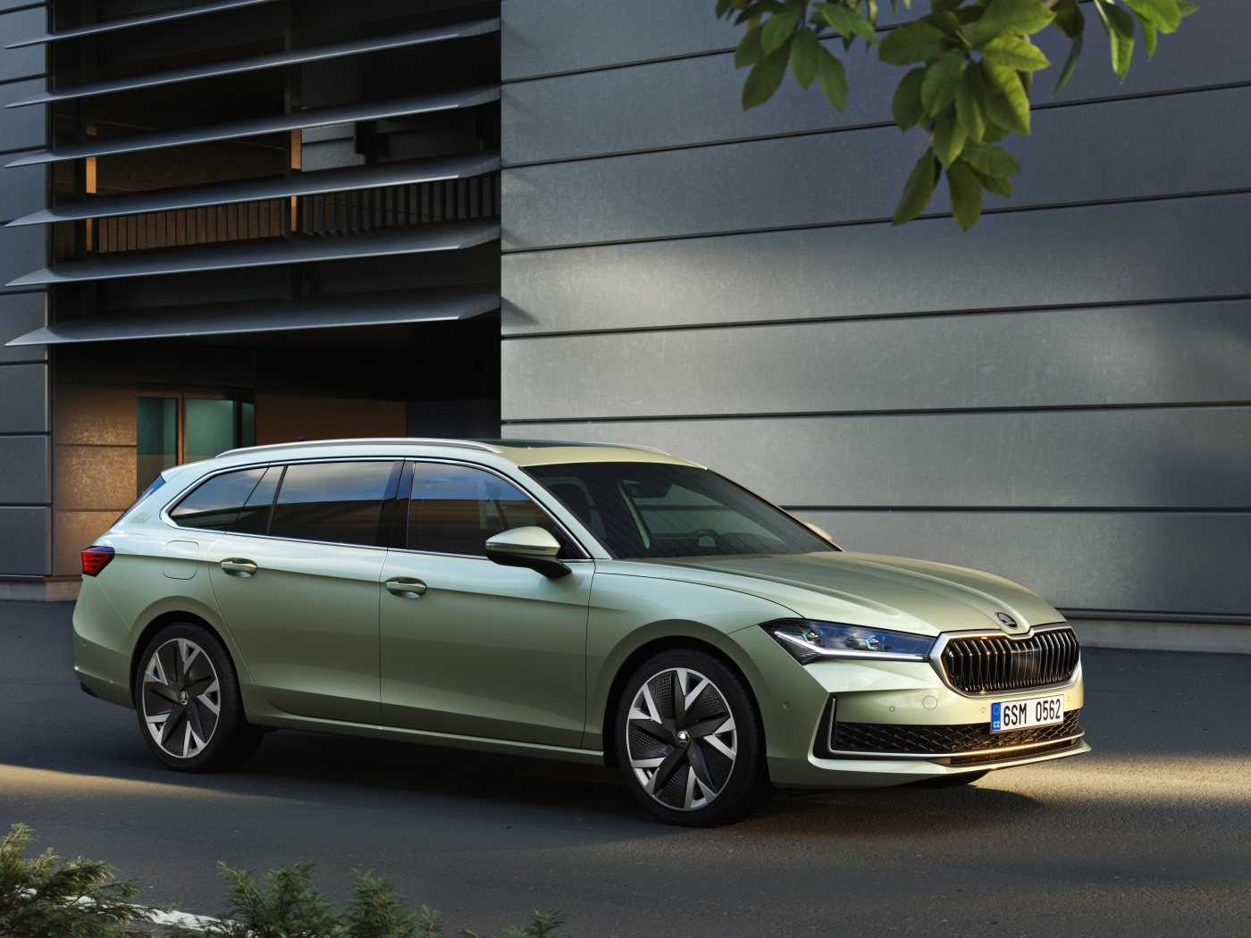 Автомобиль Skoda Superb Combi 2024 года у здания