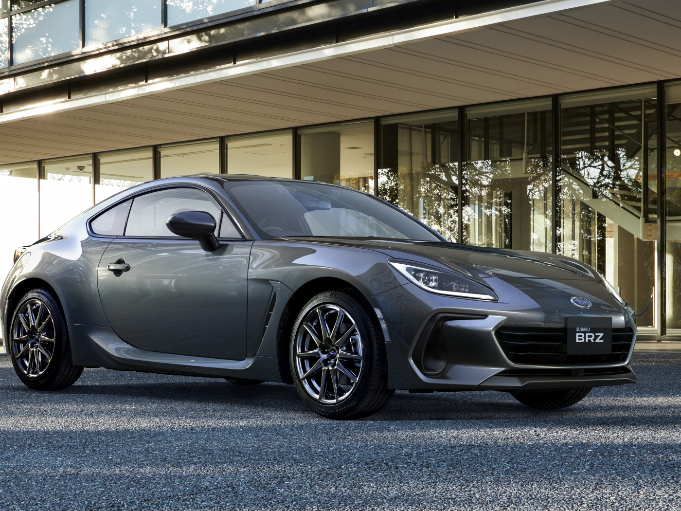 Автомобиль Subaru BRZ 2023 у дома 