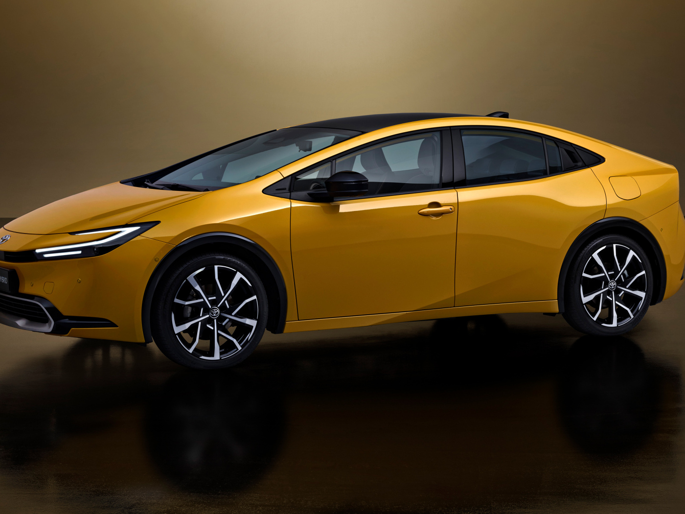 Желтый автомобиль Toyota Prius Plug-In Hybrid 2023 года