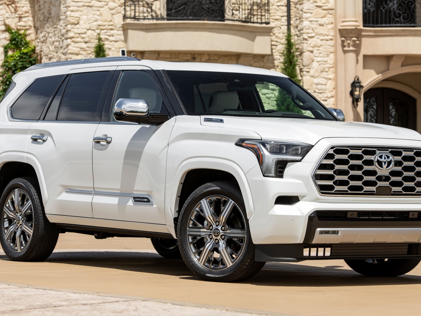 Большой белый внедорожник Toyota Sequoia Capstone 2023 года