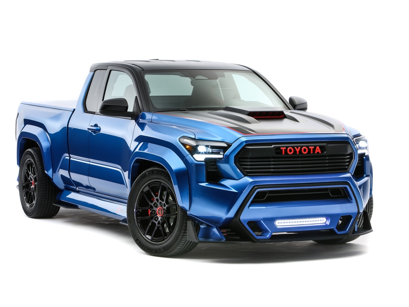 Синий пикап Toyota Tacoma X-Runner  на белом фоне