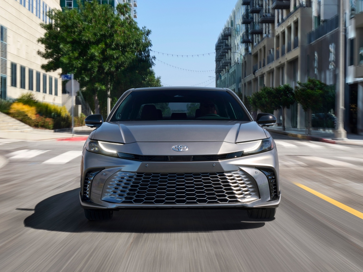 Вид спереди на автомобиль Toyota Camry XSE HEV AWD 2025 года