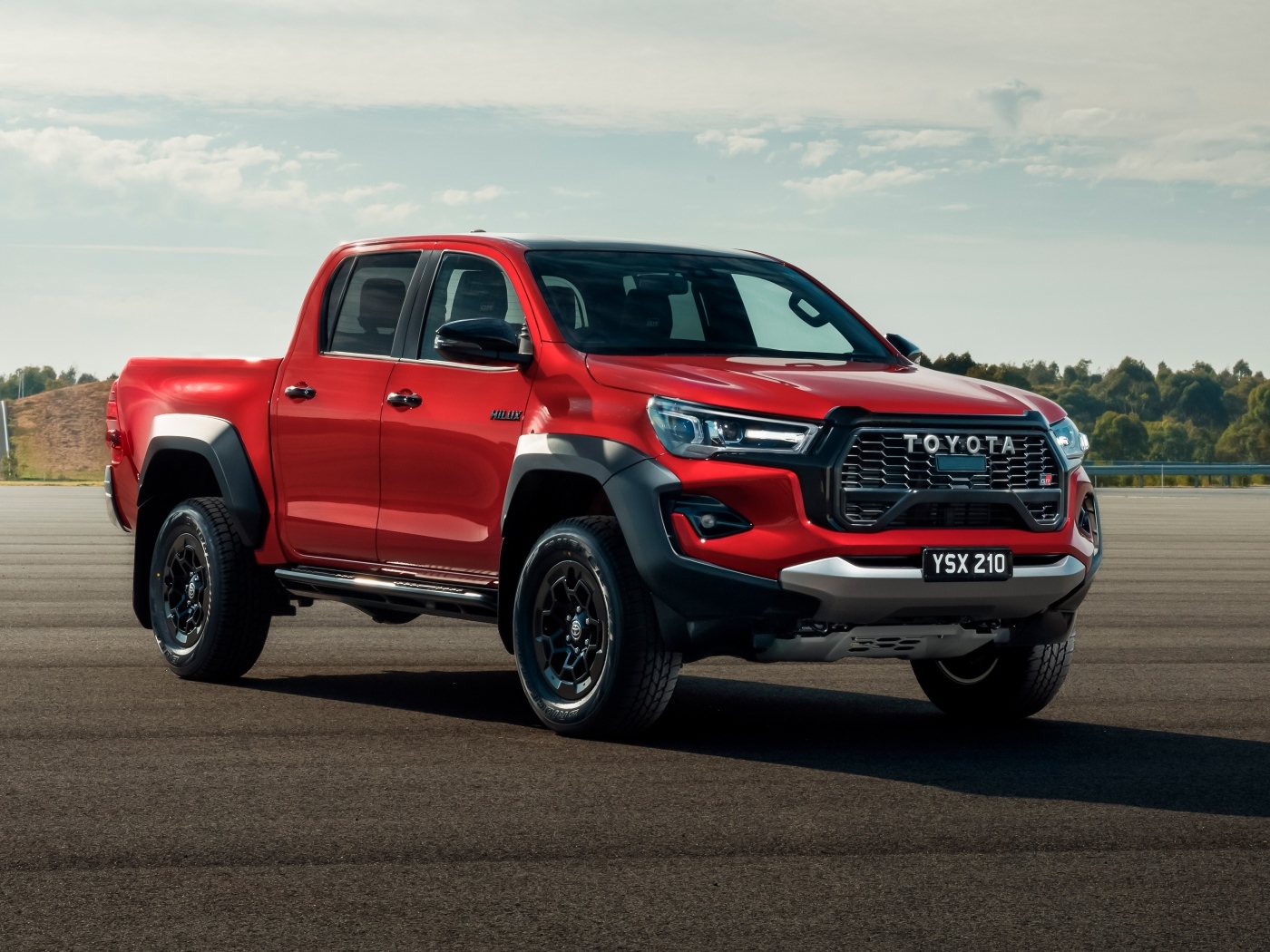 Красный пикап Toyota Hilux GR Sport Double Cab 2023 года