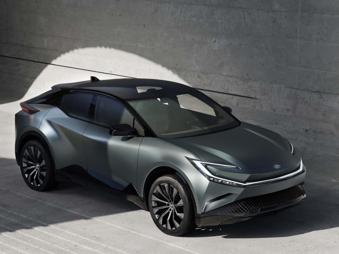 Автомобиль Toyota BZ Compact SUV Concept 2022  у стены