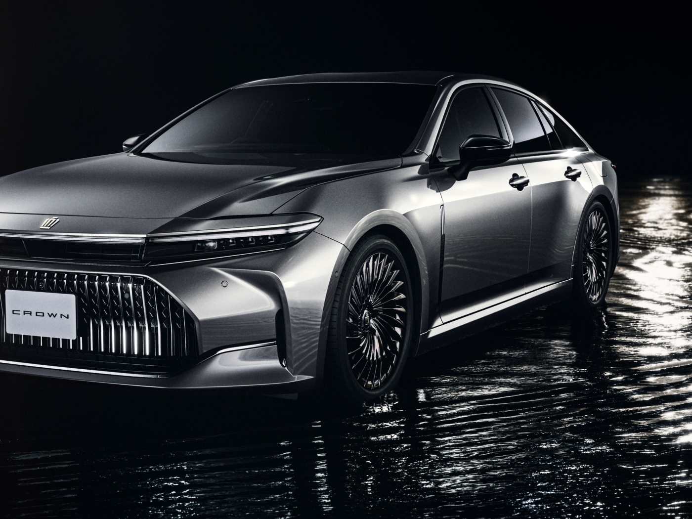 Автомобиль Toyota Crown FCEV стоит  в воде