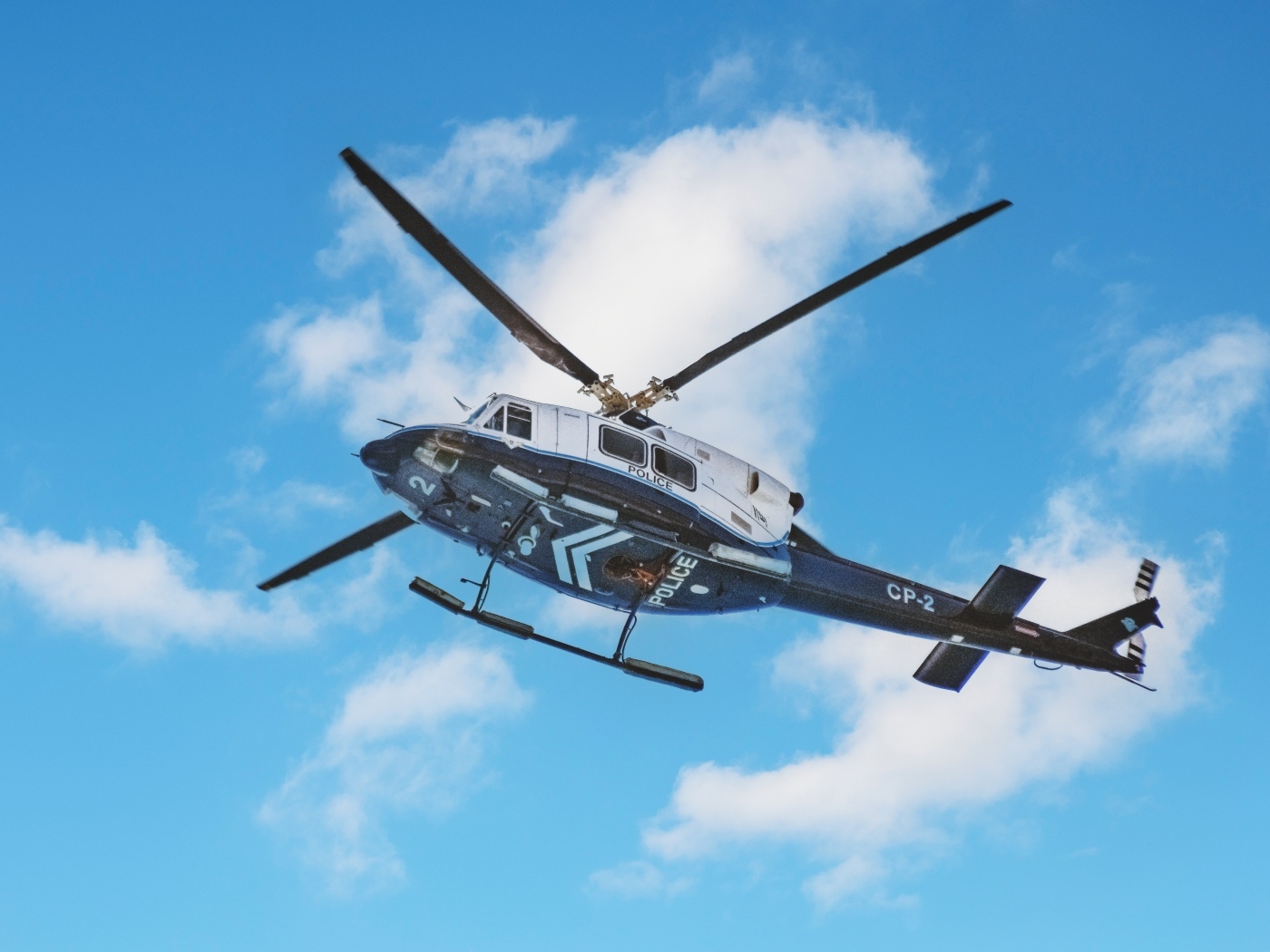 Полицейский вертолет в голубом небе