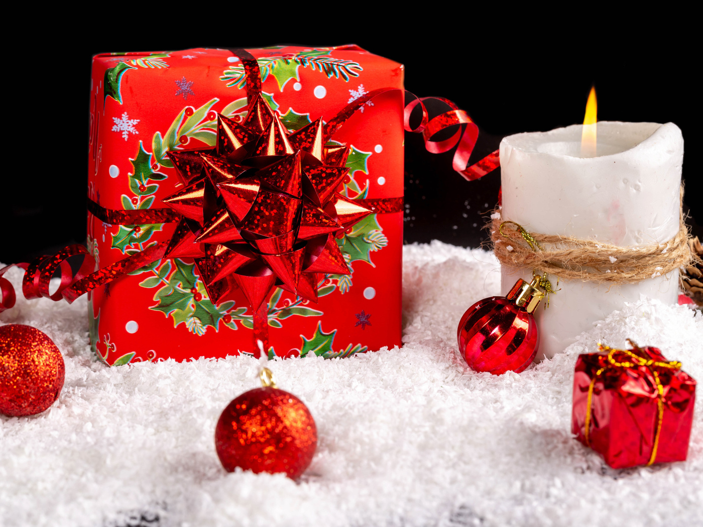 Подарок и елочные игрушки на Рождество 2024