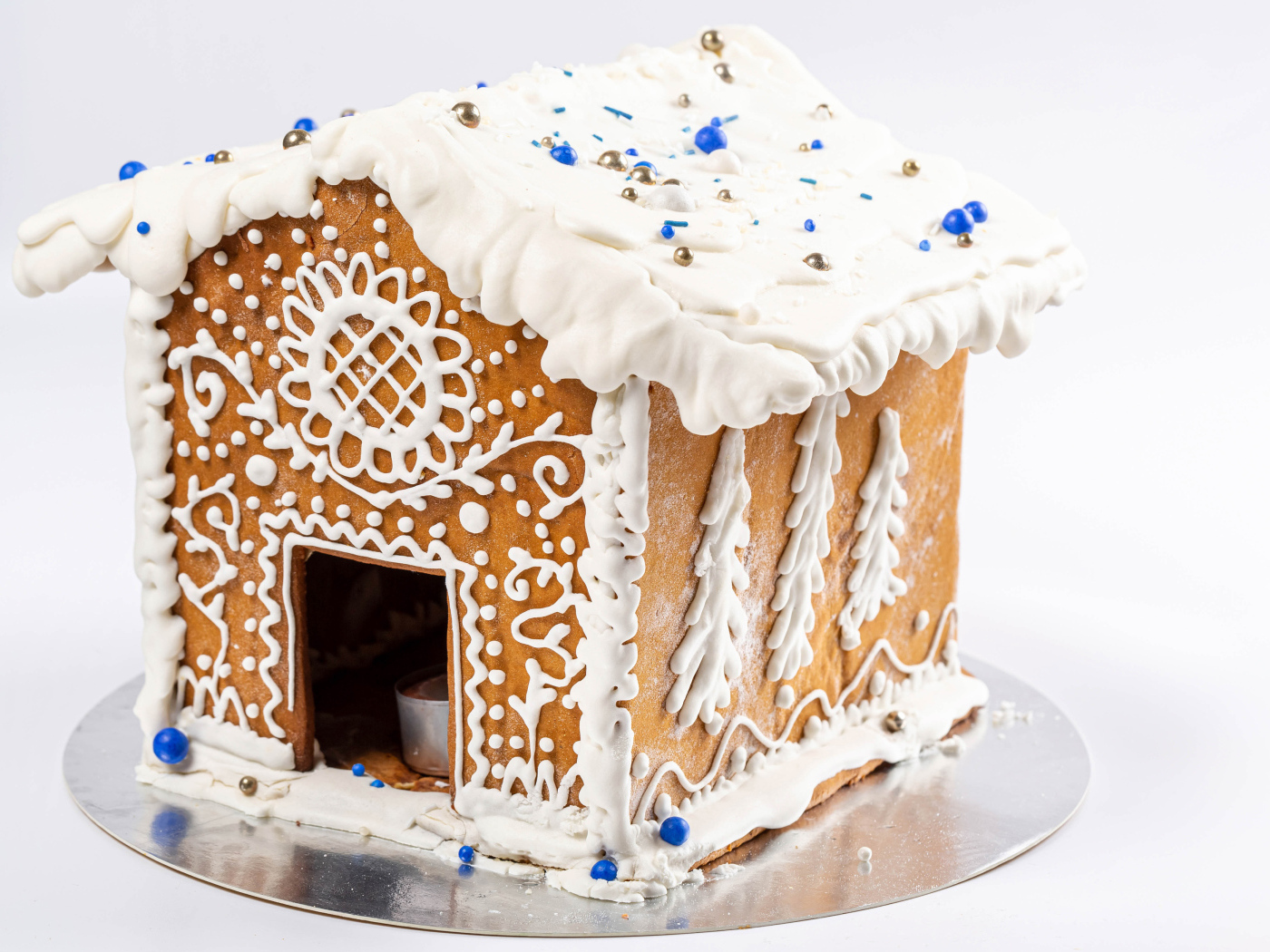 Пряничный домик на белом фоне на рождество