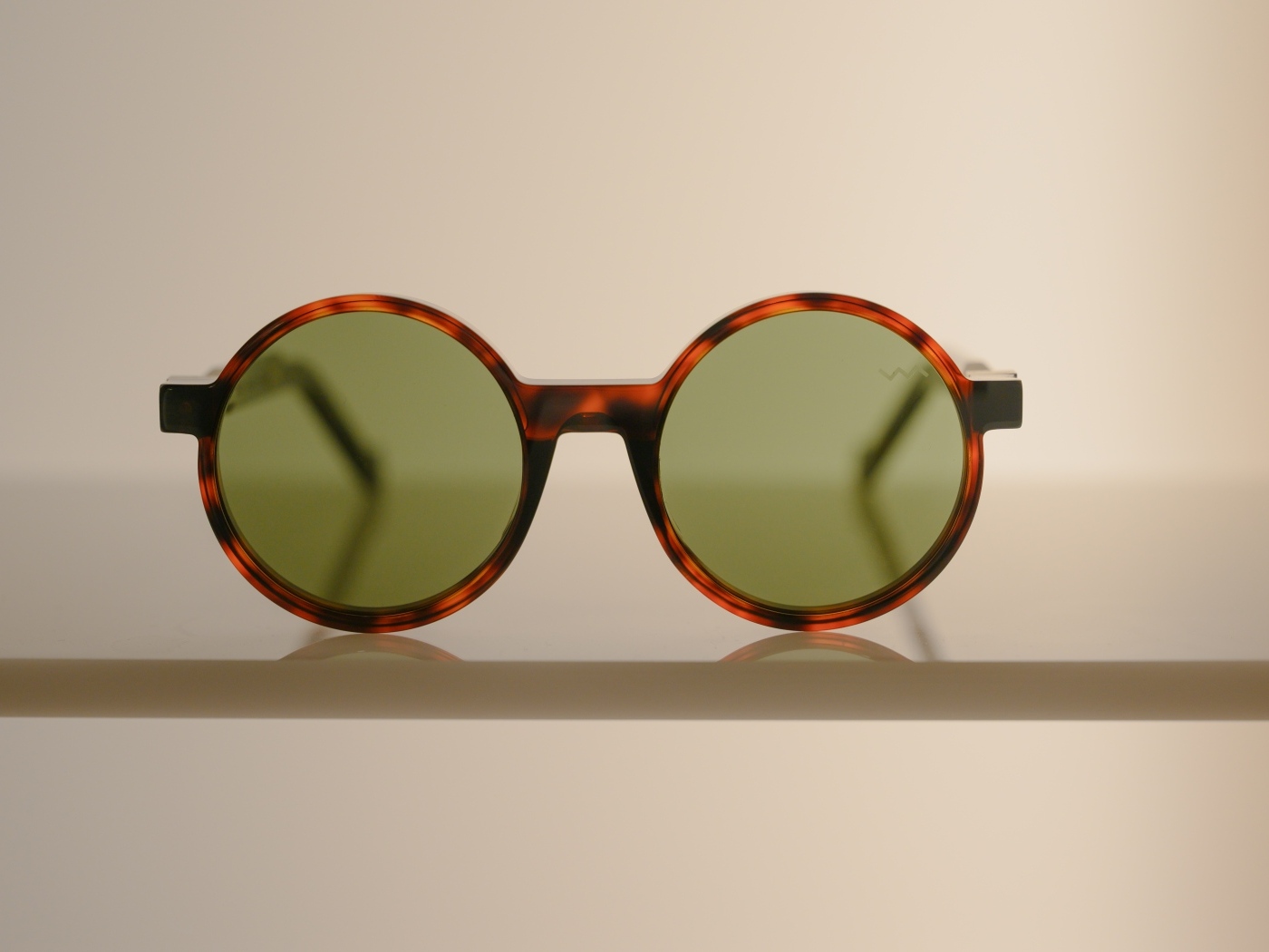 Солнечные очки в коричневой оправе