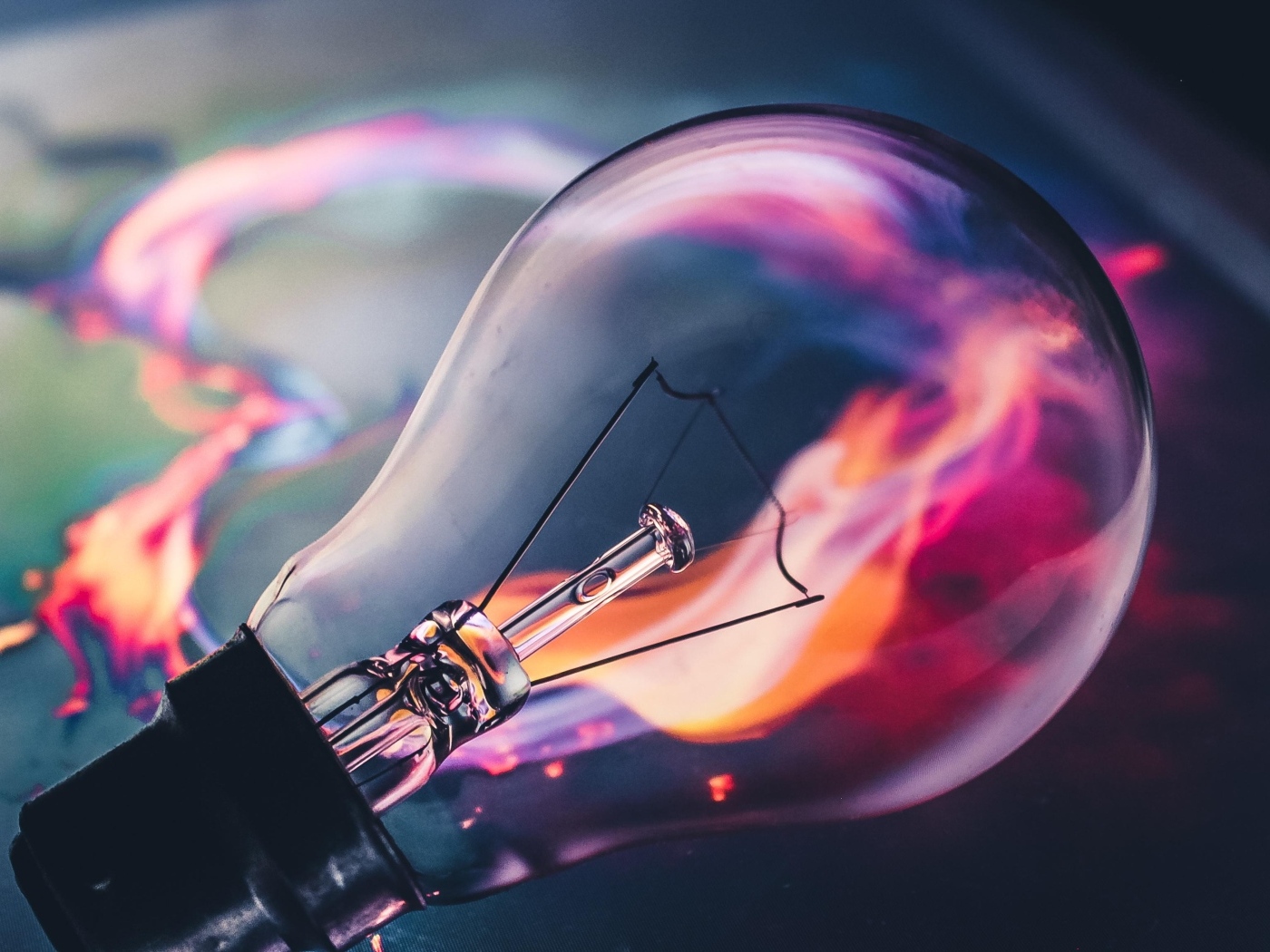 Стеклянная лампочка с огнем