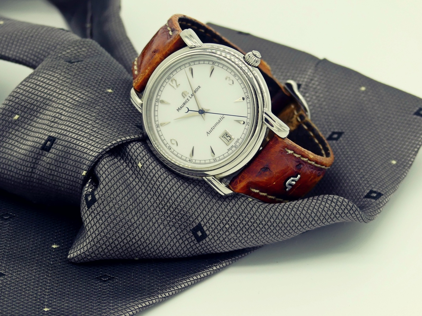 Мужские наручные часы и галстук