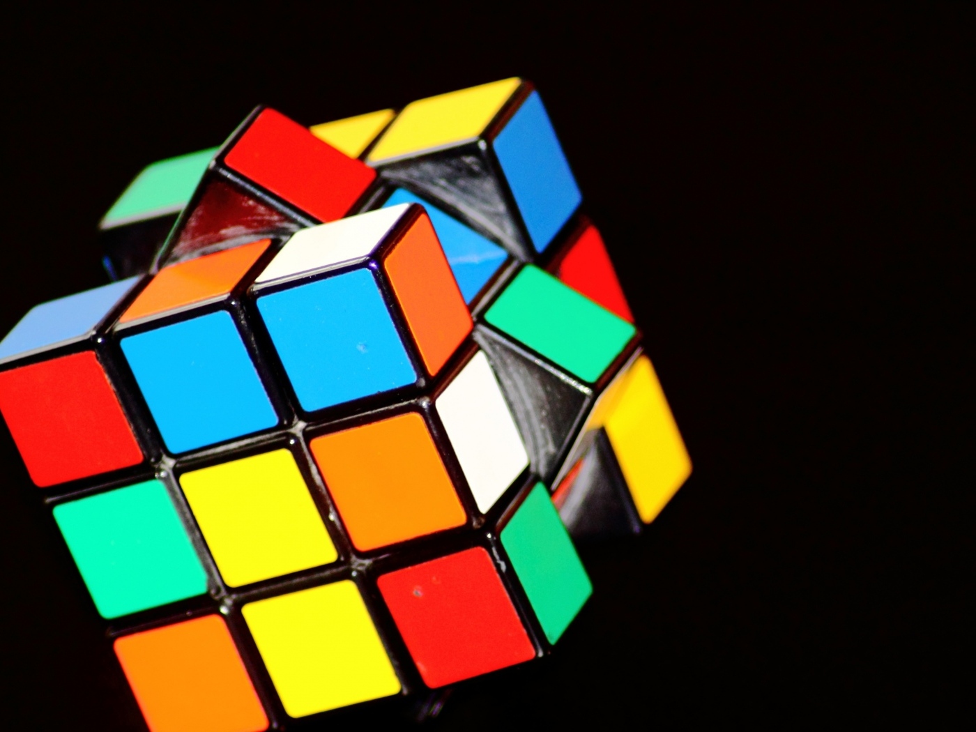 Разноцветный кубик Рубика на черном фоне