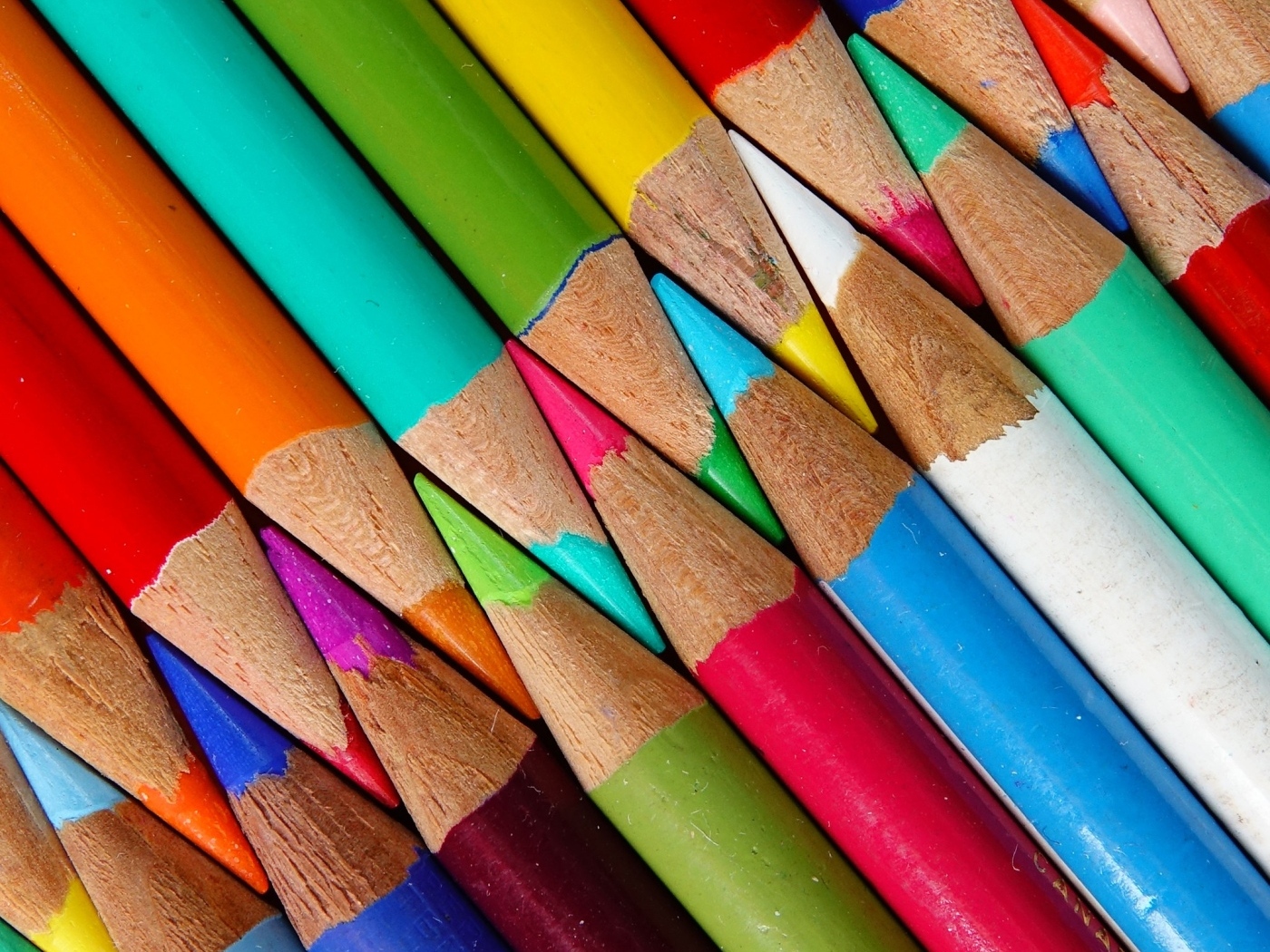 Разноцветные заточенные карандаши