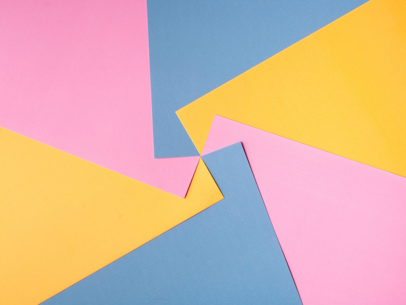 Разноцветные листы бумаги крупным планом