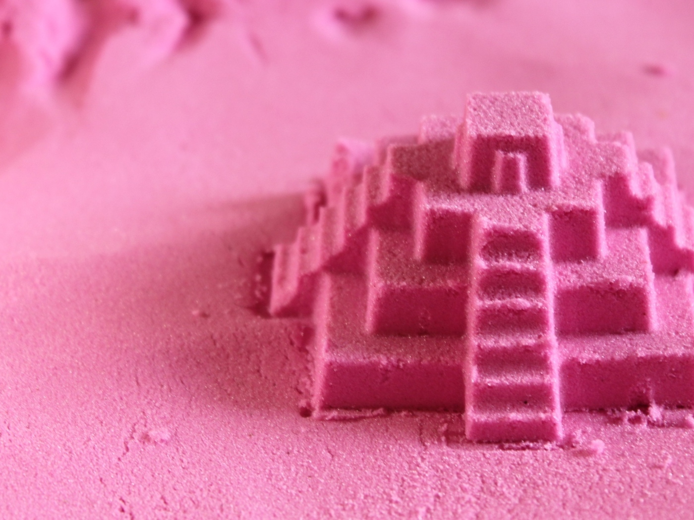 Розовая пирамида из песка