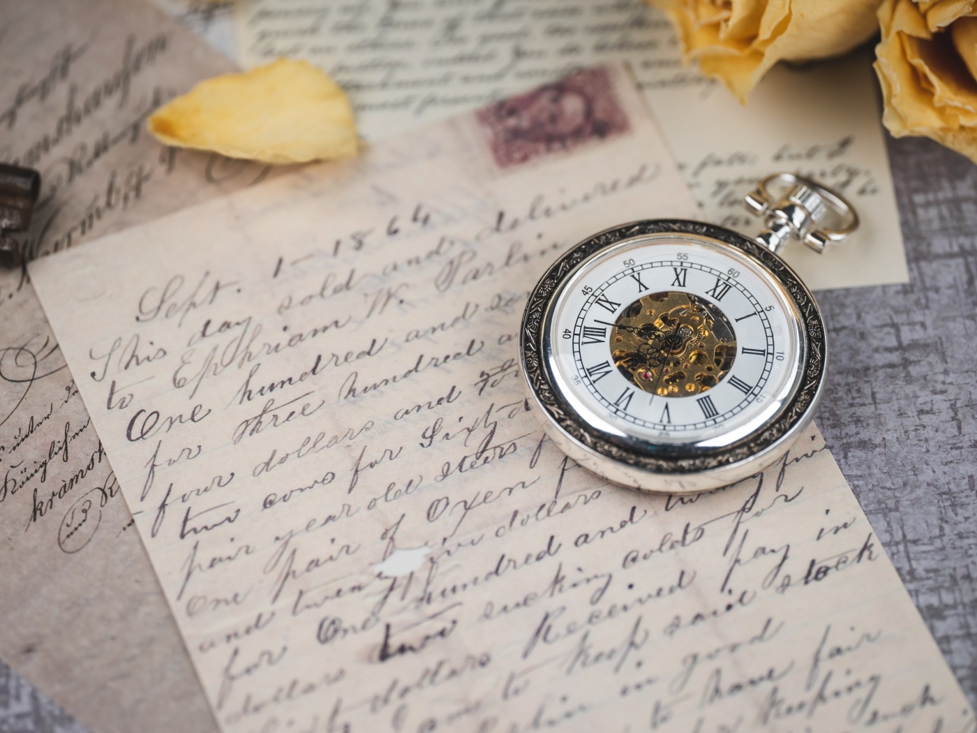 Карманные часы с письмом на столе