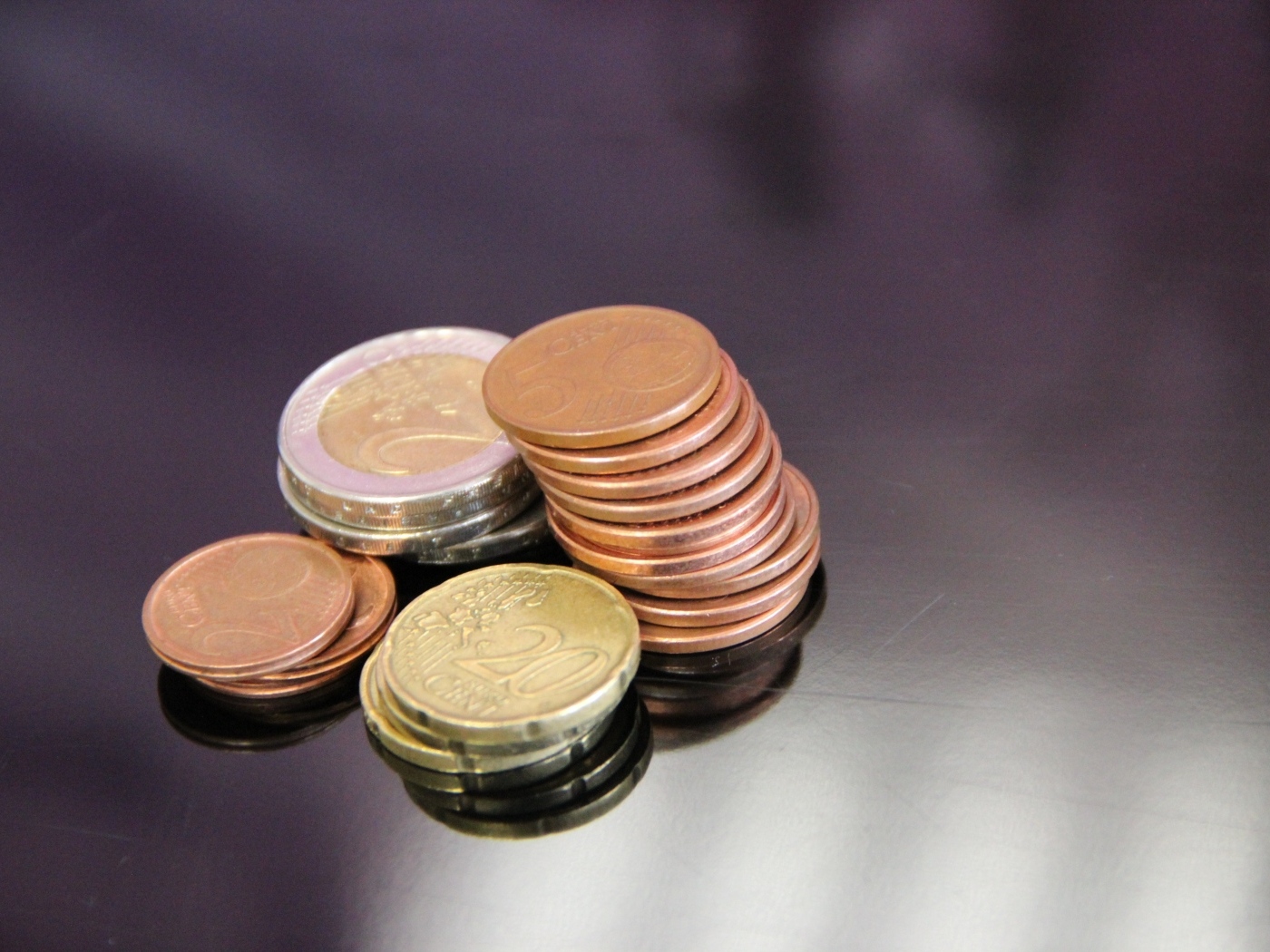 Монеты евро на сером столе