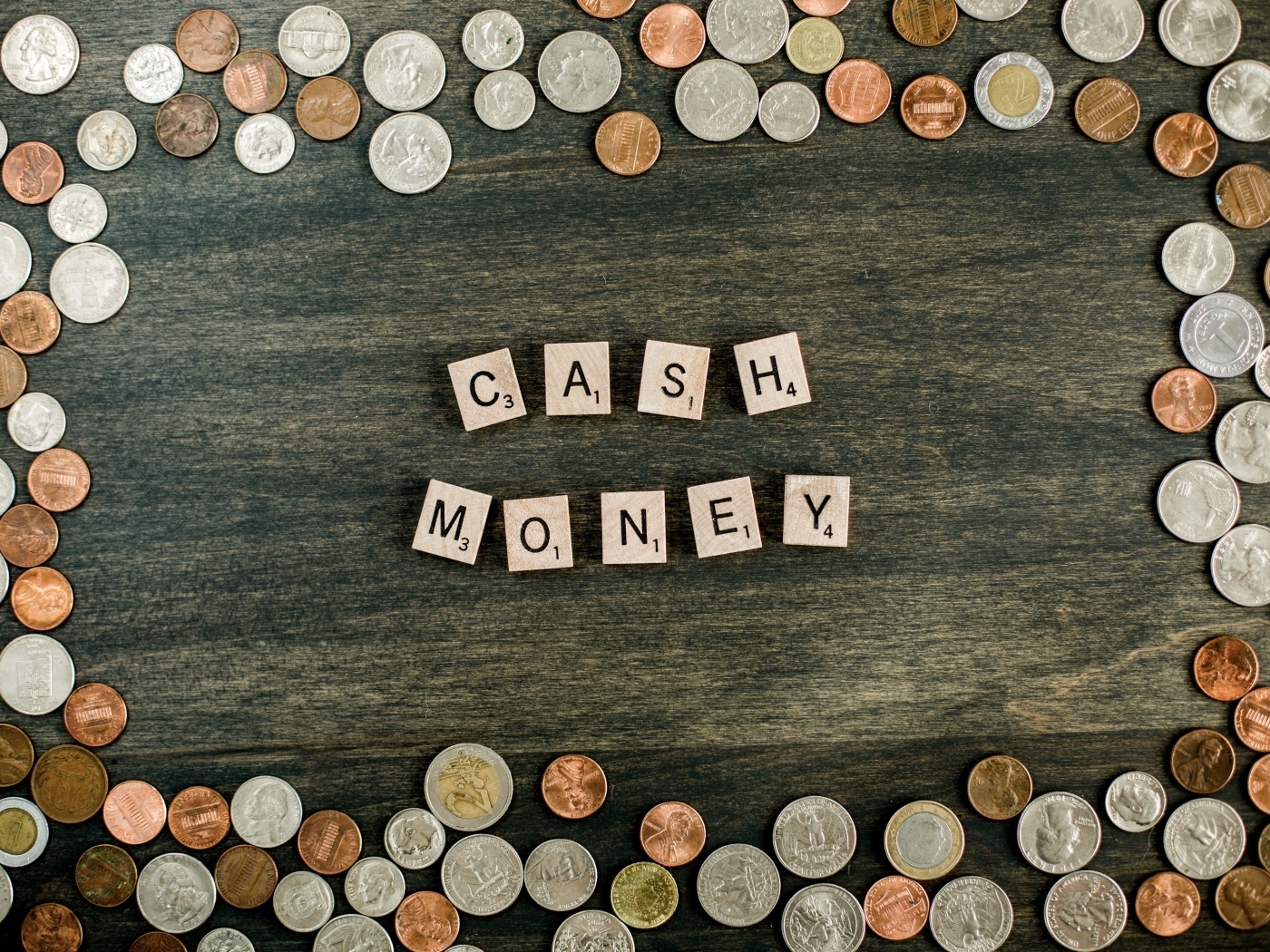 Много монет и кубики на столе